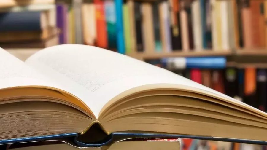 Libro abierto sobre una mesa